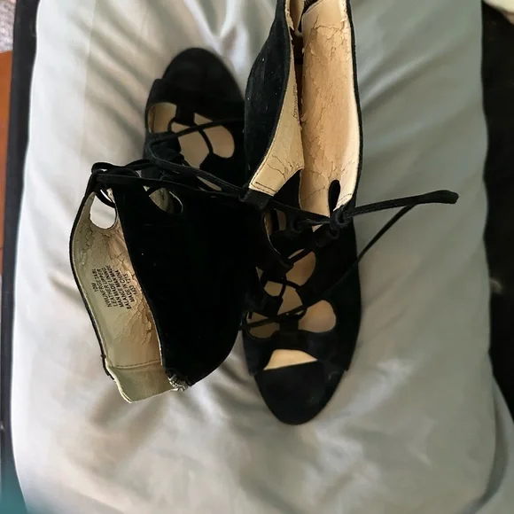 Elegant Black Suede Women's Heels - Picture 3 of 3